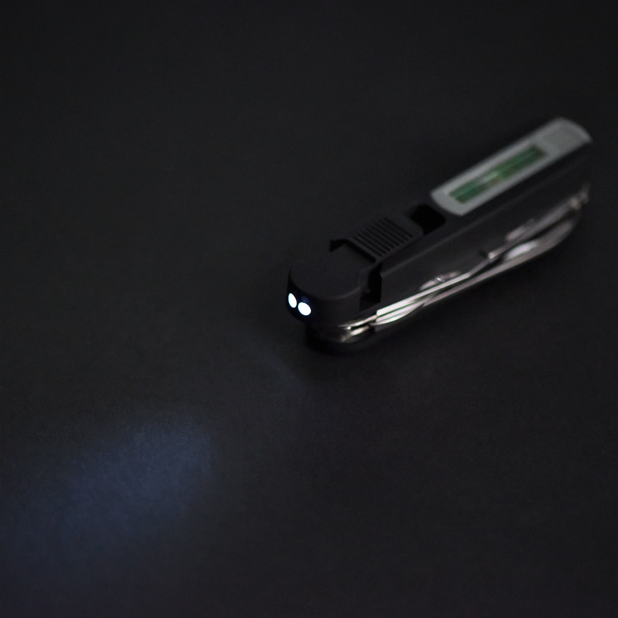 Нож многофункциональный "УРОВЕНЬ"  (11 функций),  фонарь (2 LED)  в подарочной упаковке
