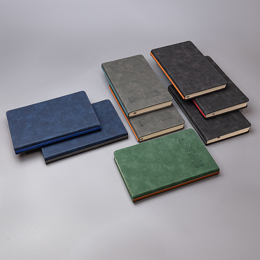 Ежедневник недатированный Muse, зеленый, А5, с декоративной коричневой полосой, блок в линейку