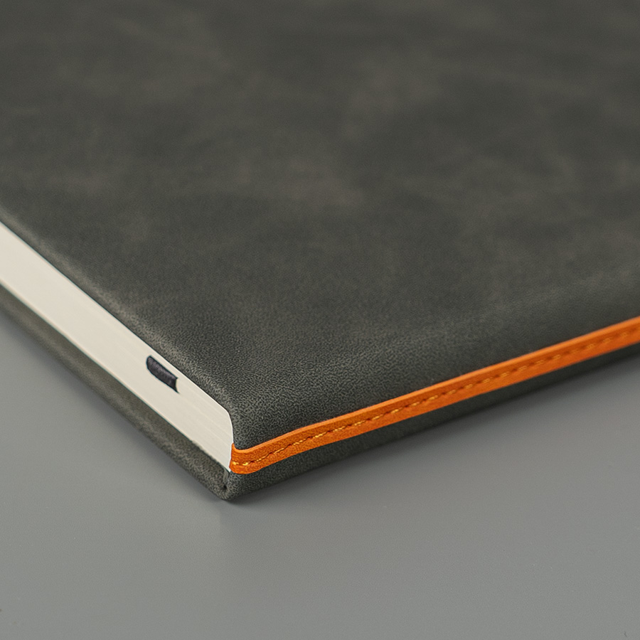 Ежедневник недатированный Muse, зеленый, А5, с декоративной коричневой полосой, блок в линейку