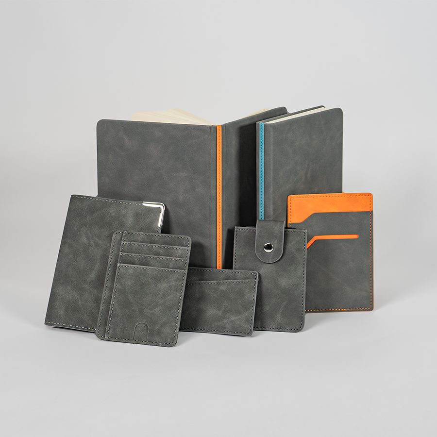 Ежедневник недатированный Muse, зеленый, А5, с декоративной коричневой полосой, блок в линейку